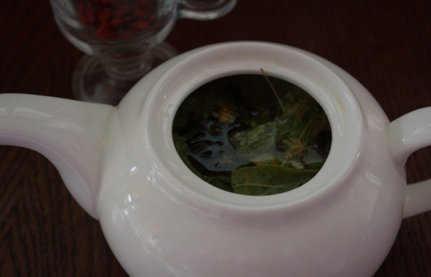 1. Этап. Жиросжигающий чай: Заваренным чаем залейте ягоды годжи с апельсином. Дайте настояться в чашке около 10 минут.