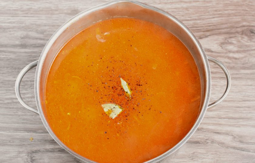 1. Этап. Рассольник с копченостями: Добавьте пассеровку в бульон и хорошо перемешайте. Попробуйте рассольник на соль, добавьте лавровый лист и черный перец. Дайте закипеть и отключите нагрев. Дайте рассольнику настояться 15-20 минут.