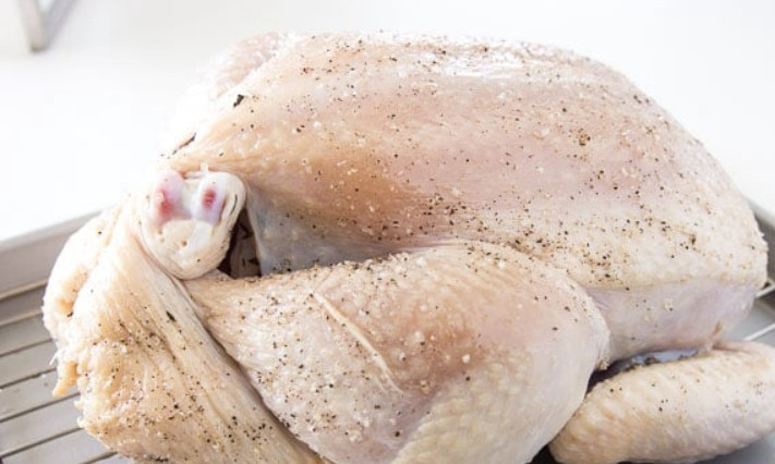 1. Этап. Запеченная курица с хрустящей корочкой: 7. Посолите и поперчите курицу, смажьте ее маслом и поставьте в предварительно разогретую до 190 градусов духовку.