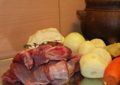 1. Этап. Суточные щи (рецепт классический): Подготовим все продукты для щей. Вымоем мясо и зелень, почистим овощи.