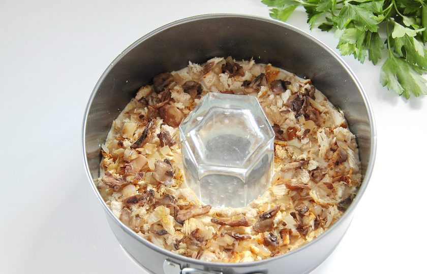 1. Этап. Салат желейный, слоеный: 10. Далее идет слой обжаренной грудки и грибов.