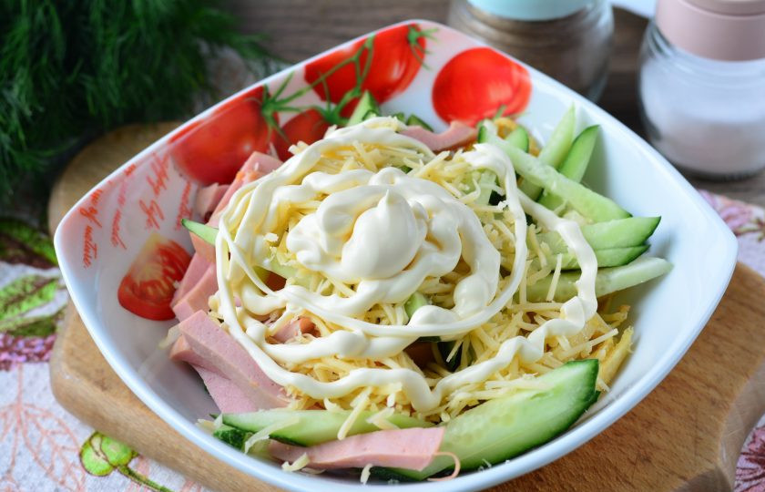 1. Этап. Салат из омлета и колбасы: Полейте майонезом.