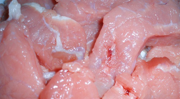 1. Этап. Телятина в горчичном соусе: Нарежьте длинными и тонкими полосками мясо.