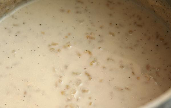 1. Этап. Пудинг из коричневого риса с клубникой: 1. Промыть коричневый рис. Довести 4 чашки воды до кипения на сильном огне. Добавить рис и соль, уменьшить огонь до среднего и готовить, частично накрыв крышкой, 30 минут. Процедить рис, откинув на дуршлаг, и вернуть его в кастрюлю, выключив огонь. Плотно закрыть кастрюлю крышкой и дать постоять 10 минут.