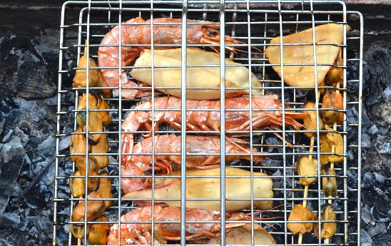 1. Этап. Морепродукты на мангале: Жарьте около 7-10 минут до готовности (время зависит от температуры огня).