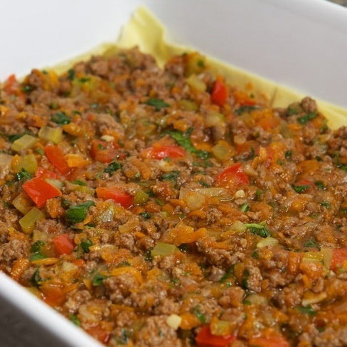 1. Этап. Лазанья с мясом: Далее выкладываем примерно треть начинки.