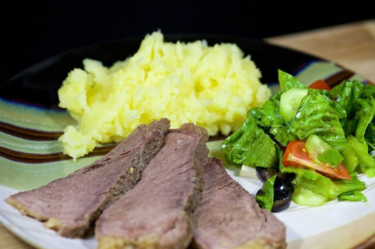 1. Этап. Ростбиф из говядины классический: Подавайте ростбиф без лука, нарезав его порционными кусочками. Приятного аппетита!