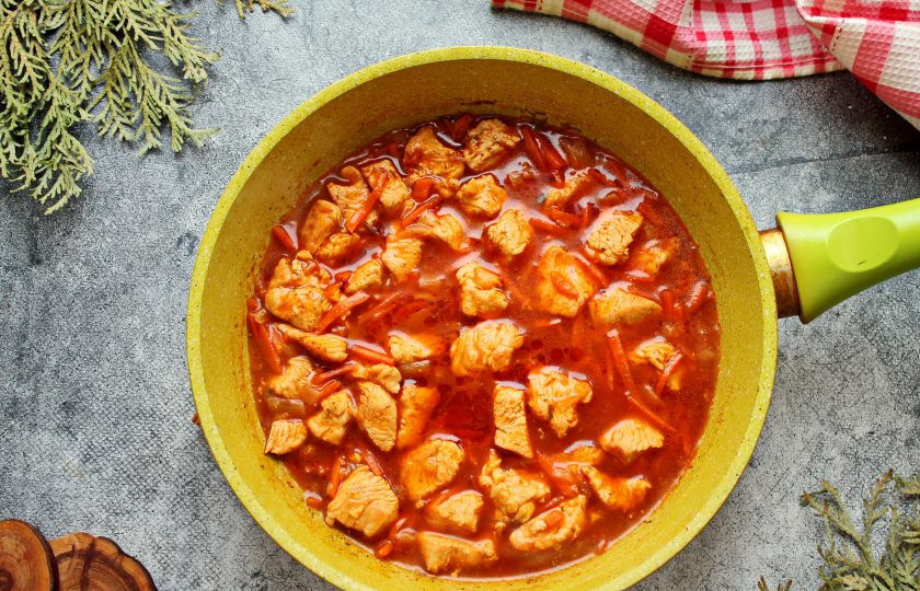 1. Этап. Кускус с индейкой: Добавьте в сковороду кетчуп, влейте горячую воду и перемешайте. Убавьте огонь и тушите все в течение 10-15 минут, до мягкости индейки.