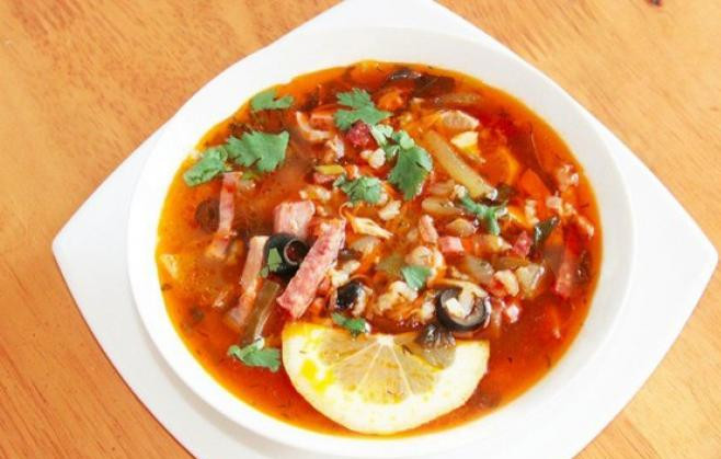 1. Этап. Солянка с томатной пастой: Готовую солянку с томатной пастой подавайте с ломтиками лимона и сметаной. Приятного аппетита!