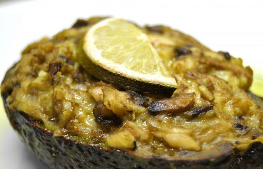 1. Этап. Фаршированный авокадо в духовке: 13. Запекайте авокадо в разогретой до 180 градусов духовке 15 минут. Подавайте закуску сразу или после остывания.