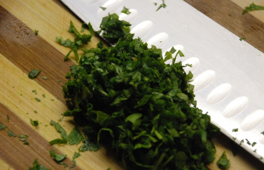 1. Этап. Салат грузинский со свеклой: 6. Половину пучка петрушки и кинзы мою, вытираю бумажным полотенцем, затем измельчаю ножом.