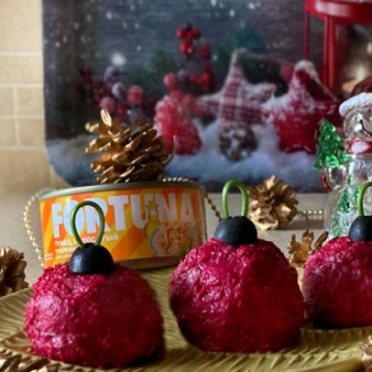 Новогодние шары из тунца и овощей