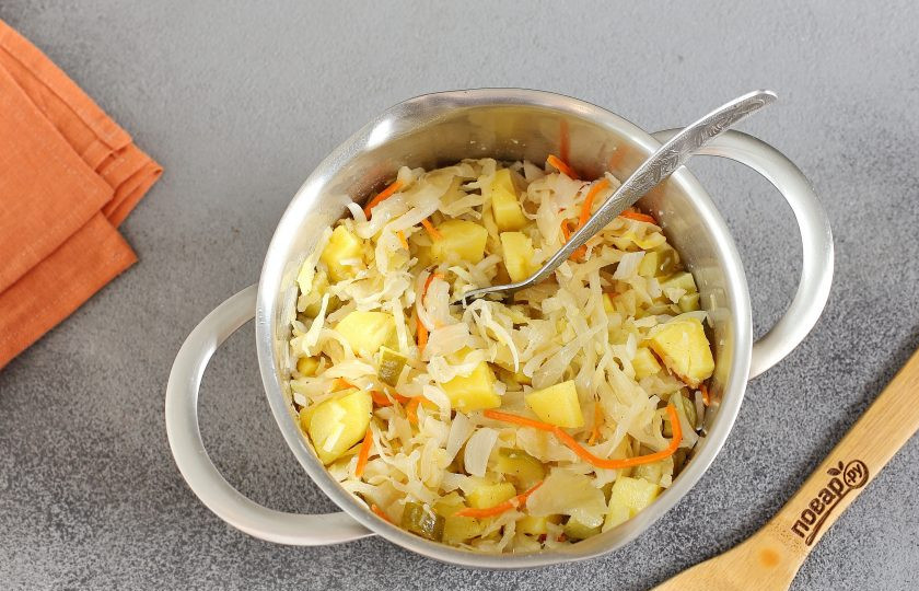 1. Этап. Салат Погребок: Заправьте салат маслом, подойдет как обычное растительное, так и любое ароматное. Если необходимо, можно добавить немного соли и молотого перца. Хорошо все перемешайте.