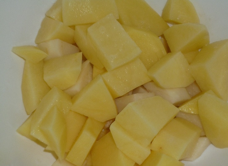 1. Этап. Уха с пшеном и картошкой: Картофель вымойте под проточной водой, очистите его от кожуры. Нарежьте корнеплоды на небольшие кубики.