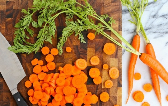 1. Этап. Быстрый маринад для моркови: 1. Морковь очистите, нарежьте тонкими кружочками. Выложите в кастрюлю с кипящей водой и проварите 4-5 минут до мягкости. Важно не переварить, что морковь оставалась немного хрустящей. Снимите с огня и слейте воду, добавьте мелко нарезанный лук.