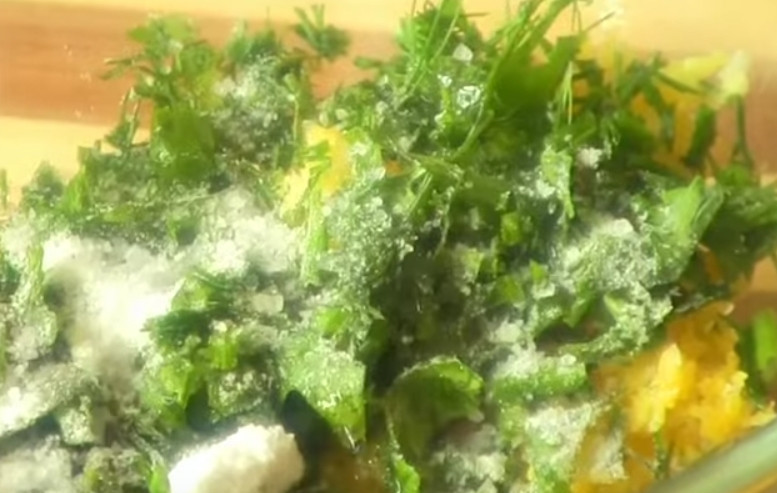 1. Этап. Куриные ножки в духовке, запеченные с лимонным соком: 3. В мисочке смешайте цедру лимона, зелень, перец, соль и растительное масло. Раздавите чеснок и перемешайте.