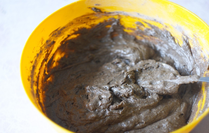 1. Этап. Черемуховый кекс: 2. В миску выложите сливочное масло, добавьте сахарный песок и взбейте, добавьте по одному яйцу, хорошенько перемешивая после каждого. Добавьте изюм, оба вида муки и разрыхлитель, хорошенько перемешайте.