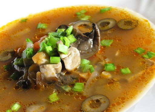 1. Этап. Постная солянка: Разливаем по тарелкам, в каждую тарелку кладем черные целые или нарезанные маслины.