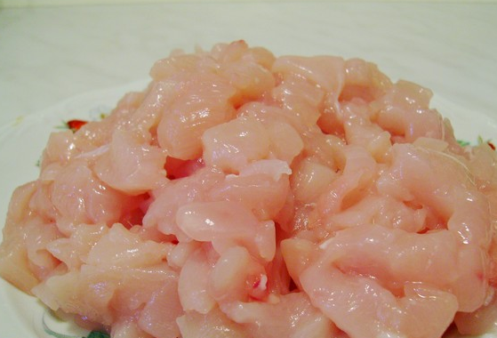 1. Этап. Котлеты из кусочков филе: Куриное филе промываем, обсушиваем бумажным полотенцем и нарезаем кусочками чуть меньше среднего.