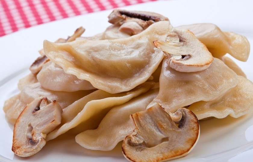 1. Этап. Постные вареники с грибами: Остаётся лишь сварить блюдо. Вскипятите воду в кастрюле, забросьте в неё вареники. Готовьте 4 минуты, а потом достаньте шумовкой, чтобы стекла вода. Подавайте в тёплом виде с любимым соусом.