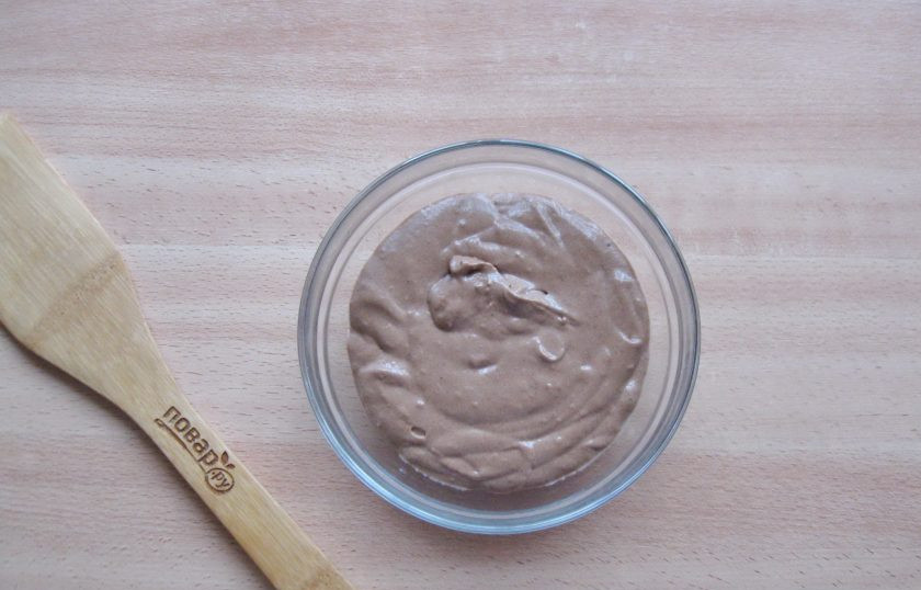 1. Этап. Печенье с зефиром: Соедините сухую смесь с маслом, сахарной пудрой и яйцом. Постепенно влейте молоко. Должно получиться тесто по консистенции, как на густые оладьи.