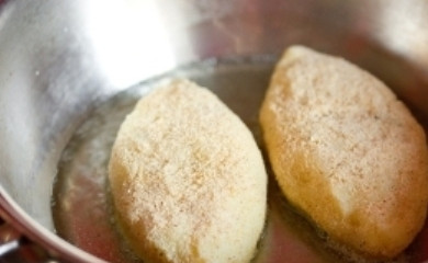 1. Этап. Картофельные зразы с фаршем: Обжарьте зразы на растительном масле до золотистой корочки с двух сторон.