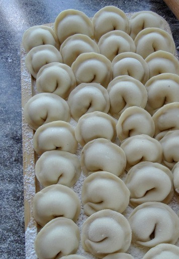 1. Этап. Пельмени-гриль с индейкой: Для приготовления пельменей на гриле/мангале их надо слегка подморозить, ну или после глубокой заморозки слегка разморозить.