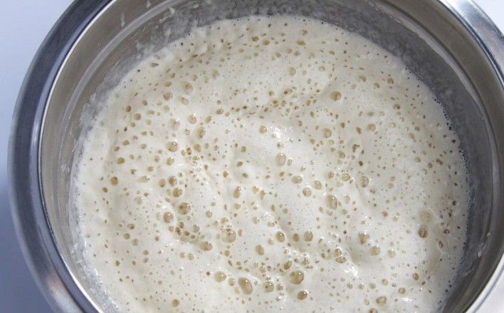 1. Этап. Латвийские булочки с повидлом: В миске смешайте 175 мл воды с 1 ч. ложкой сахара и дрожжами. Оставьте опару под крышкой на час при комнатной температуре.