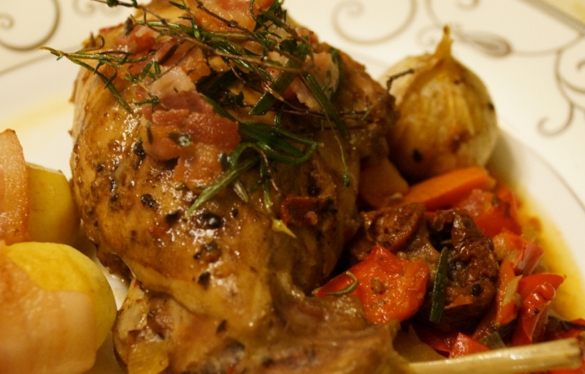 1. Этап. Кролик по-испански: Подаем готового кролика по-испански, украсив его веточками базилика, с картофелем. Можно к блюду подать и вина красного. Вот и все! Приятного аппетита!