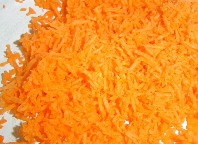 1. Этап. Морковный салат: 2. Всю морковку чищу и мою, измельчаю ее на мелкой терке (можно и на крупной, по желанию) и перекладываю в миску.