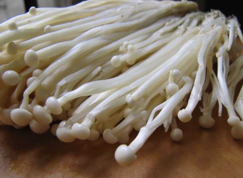 1. Этап. Салат с кальмаром и грибами: 3. Грибы отделяю от пучка и тщательно мою, затем перекладываю на бумажное полотенце. В кипящей воде отвариваю фасоль в течение 3 минут, затем перекладываю ее в миску со льдом, а затем разрезаю на 3 части.