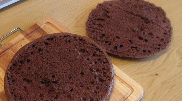 1. Этап. Торт на день рождения мальчику: Выпекаем два коржа минут 40 при температуре 180 градусов - готовность проверьте спичкой. Потом их разрежьте пополам и пропитайте сахарным сиропом.