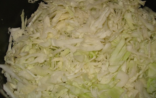 1. Этап. Кабачки с капустой в мультиварке: Теперь шинкуем капусту, перетираем ее с солью и выкладываем поверх кабачка и картошки.