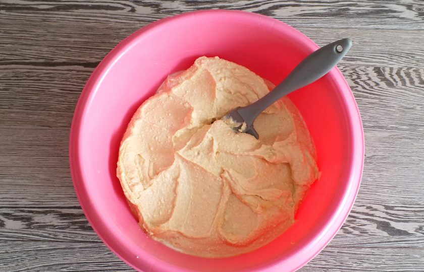 1. Этап. Пасха с вареной сгущенкой: Полученная масса должна быть гладкой, допускаются мелкие зерна творога.