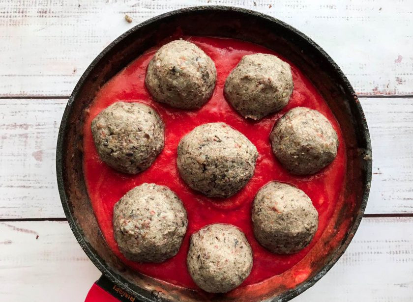 1. Этап. Тефтели из гречки с грибами: Сформируйте тефтели, выложите их на сковороду, залейте томатным соком и тушите 15 минут.