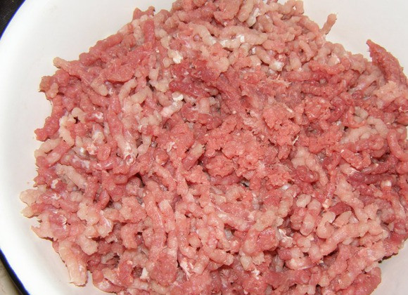 1. Этап. Котлеты из говядины с кабачками: Хлеб замочите в воде или молоке. Лук и мясо пропустите через мясорубку, добавьте в фарш хлеб. Посолите и поперчите по вкусу, хорошо перемешайте.