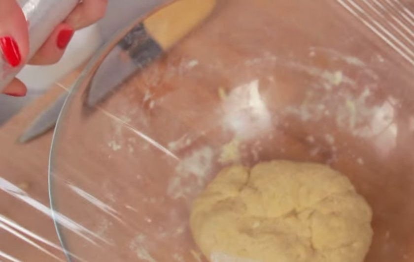 1. Этап. Индийские лепешки с начинкой: 2. Посолите и небольшими порциями добавьте воду, замешивая упругое тесто. Затем накройте его пищевой пленкой и оставьте в теплом месте на час.