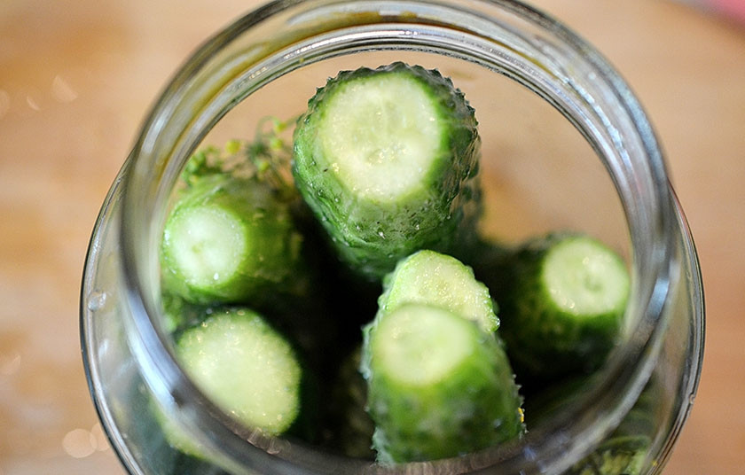 1. Этап. Хрустящие малосольные огурчики: 2. Огурчики помойте, обрежьте кончики и сложите в банку.