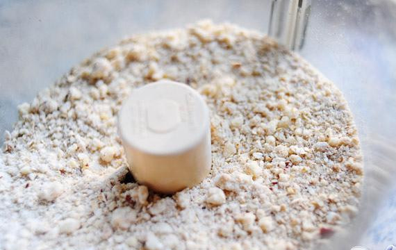 1. Этап. Малиновый пирог: 2. В отдельной миске (или в миске кухонного комбайна) перемешать муку, 1 / 4 чашки сахара, коричневый сахар, овес, нарезанные орехи пекан, щепотку соли и мелко нарезанное сливочное масло. В результате смесь должна напоминать грубые крошки.