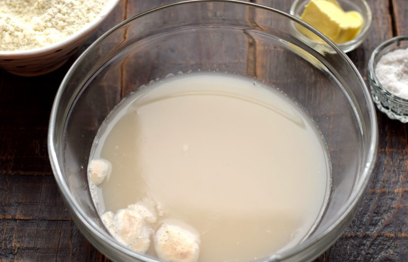 1. Этап. Булочки Столичные: Смесь тщательно перемешайте до полного растворения дрожжей и крупиц сахара. Отставьте в сторону на 10 минут, чтобы дрожжи дали реакцию.