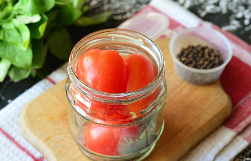 1. Этап. Сладкие помидоры с лимонной кислотой на зиму: Влейте в банку кипящую воду, оставьте на 10 минут, прикрыв крышкой.