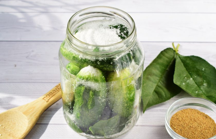 1. Этап. Соленые огурцы с горчицей: 3. В банки заложите зелень, чеснок, огурцы. В каждую банку насыпьте по 1 ст. ложки соли. Залейте крутым кипятком, накройте крышками и поставьте бродить на 3 дня.