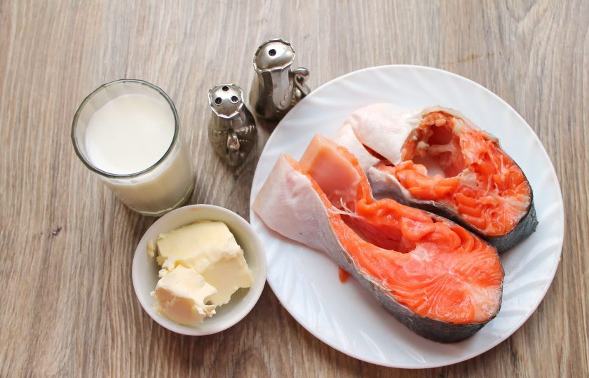 1. Этап. Форель в молоке в духовке: Подготовьте все необходимые ингредиенты для приготовления форели в молоке в духовке. Рыбу почистите от чешуи, сполосните и обсушите бумажным полотенцем.