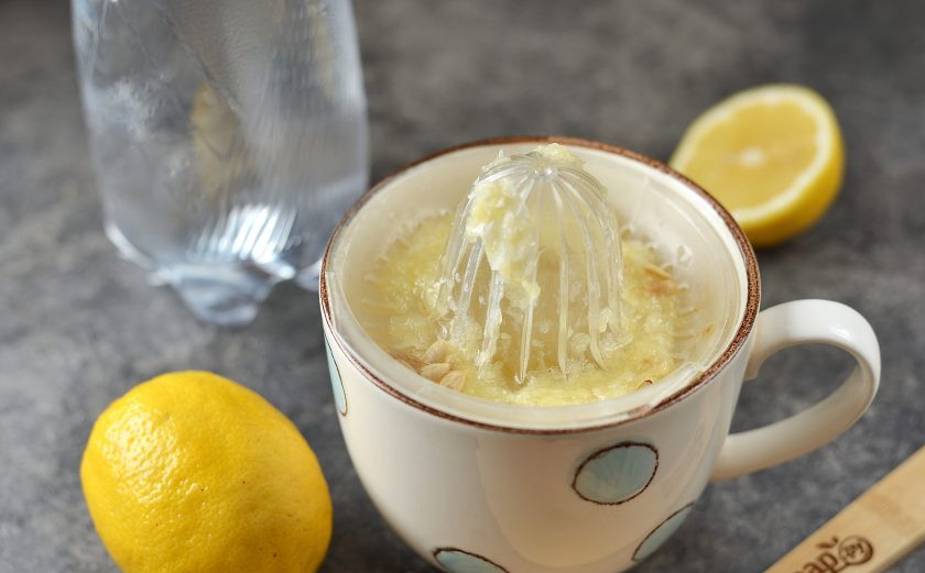 1. Этап. Лимонад из газированной воды и лимона: Полтора лимона выдавите через соковыжималку, аккуратно уберите косточки.