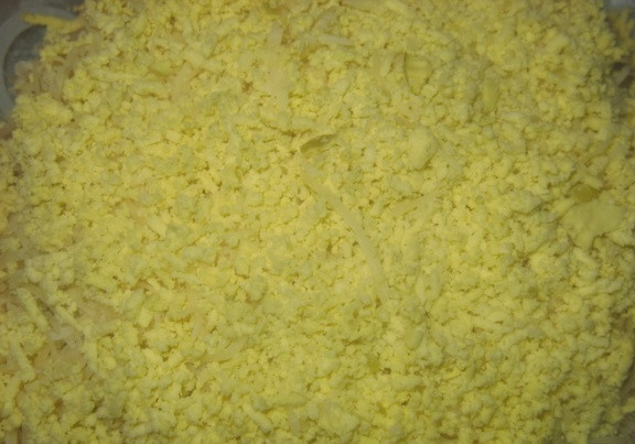 1. Этап. Салат Санта Клаус: Смажьте сыр майонезом. Сверху натрите мелко желток.