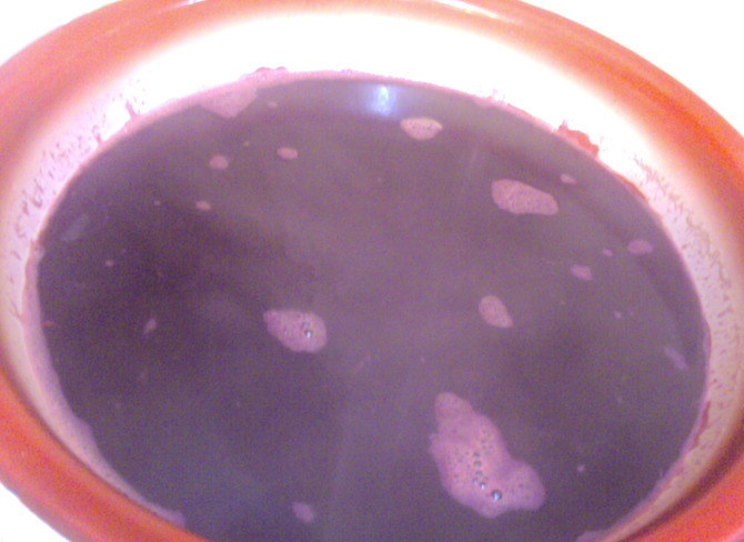 1. Этап. Соус Наршараб: Ну вот, весь сок выжат. Снова ставим кастрюлю на огонь, помешивая доводим до кипения. Наш сок должен загустеть, а жидкость выпарится. Готовность проверяется так - выкладываем чуть сока на блюдечко, даем ему остыть, по консистенции он должен быть чуть жиже сметаны.