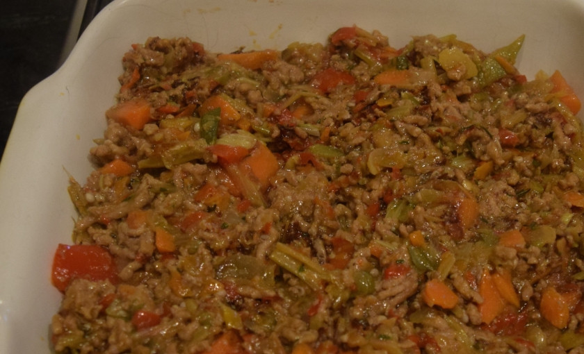 1. Этап. Картофельное пюре с мясом: 3. Выкладываем теперь на дно формы половину пюре, затем мясо с овощами, а затем опять пюре.