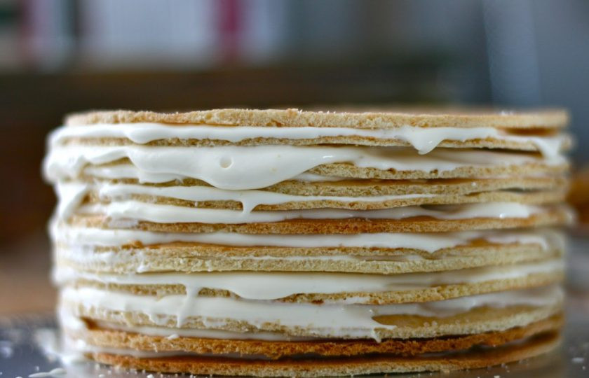 1. Этап. Корж для Медовика: 6. Перемажьте все коржи кремом и уложите друг на друга.