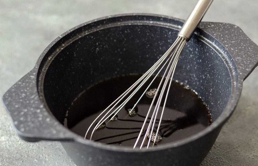 1. Этап. Мармелад из кока-колы: Остальную кола-колу нагрейте в кастрюле на средне-низком огне. Добавьте разведенный агар-агар, проварите 2 минуты.