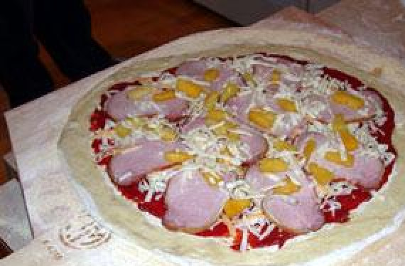 1. Этап. Пицца с беконом: Красиво укладываем все ингредиенты для начинки. Я использовал Канадский бекон и небольшие дольки ананаса.